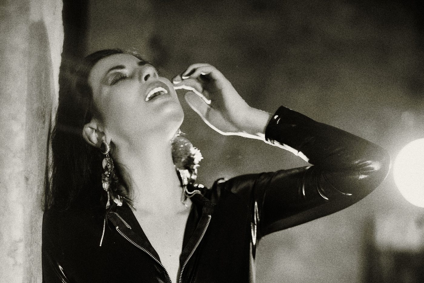 Femme en body de latex en noir et blanc